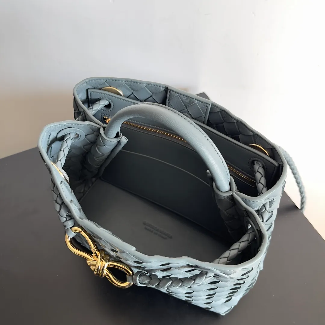 The 2023 new Andiamo batch of 1860 BV has been shipped‼ ️Really popular🔥The new Andiamo woven handbag launched by Bottega Veneta this season is really popular all over the world! ! Celebrities at home and abroad have worn it, and Oscar-winning actress Michelle Yeoh has taken it out on the street. Song Jia, Trai Yara, Yu Feihong, Sanji Ayaka, Rosie Hunting-Whiteley, Yoshioka Riho, etc. have all picked up this bag. It is classic and versatile, showing off its temperament, and the bag capacity is also large, which is very convenient for daily commuting! ! A variety of carrying methods, the shoulder straps can be adjusted by yourself, the original lambskin feels soft and delicate, and the neutral style is made to break gender boundaries and bring a more practical and longer-lasting use experience. Andiamo, which has both elegant and casual styles, perfectly interprets the true appearance of "fashionable old money style". Style number: 743568 Size: 25*22*10.5cm